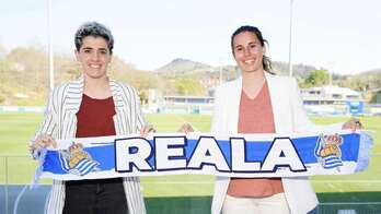 Iraia Iparragirre eta Maddi Torre, kontratua berritu ostean ateratako argazkian. 