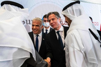 Blinken y Lapid, ministros de Exteriores estadounidense e israelí, saludan a sus homólogos emiratí y bahrení. 
