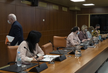 El representante de PP+Cs José Manuel Gil abandona la comisión criticando el mal trato recibido por su grupo.