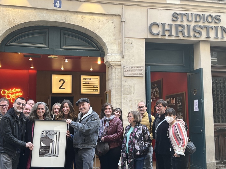 La directora Lara Izagirre y la actriz Ane Pikaza capitanearon el equipo de ‘Nora’ que se trasladó a París.