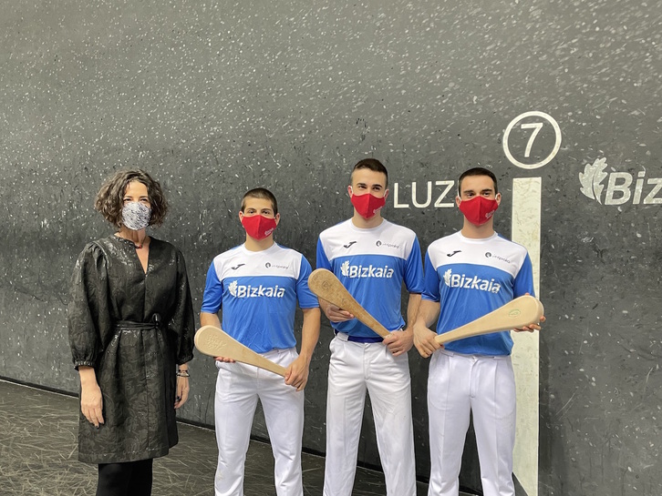 David Ruiz, Oier Alkorta y Jagoba Madariaga posan con la diputada Lorea Bilbao.