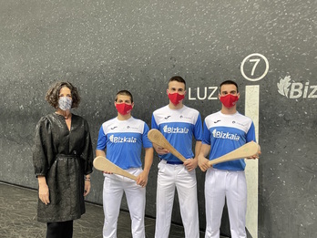 David Ruiz, Oier Alkorta y Jagoba Madariaga posan con la diputada Lorea Bilbao.