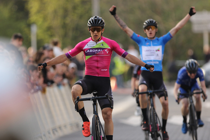 Xabier Berasategi celebra el doblete del Laboral Kutxa en Markina Xemein junto al líder del Euskaldun Enekoitz Azparren.