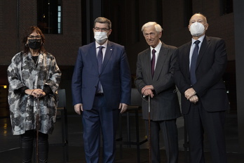 Miren Agur Meabe eta Theodor Kallifatides, Ohorezko Makilarekin. 