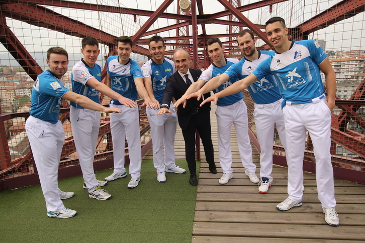 Los siete participantes confirmados posan en el Puente Colgante.