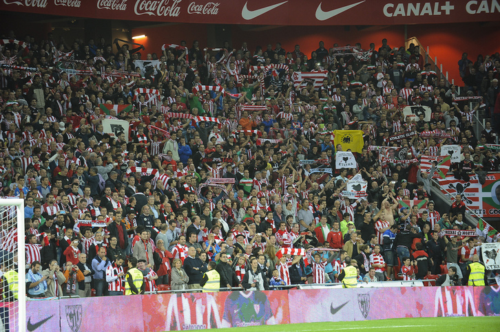 Los aficionados del Athletic animando a su equipo en el viejo San Mamés.