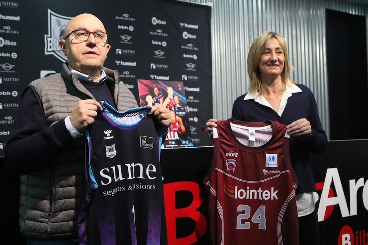 Gerardo Candina eta Isabel Iturbe, apirilaren 9ko ekitaldiko aurkezpenean.