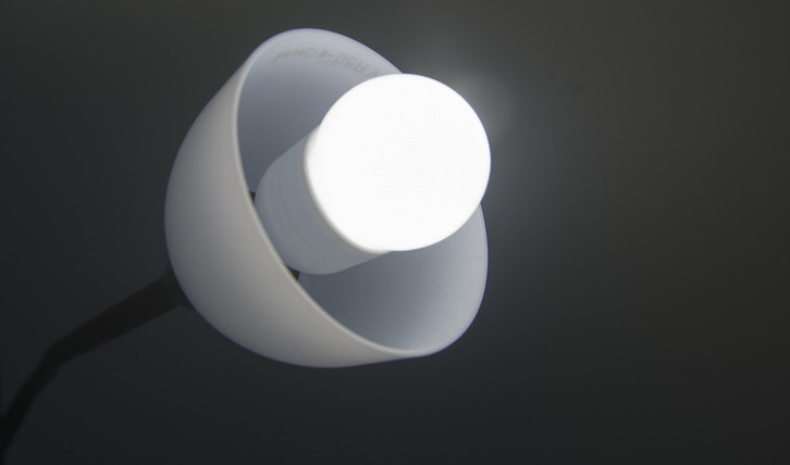 Etxea argitzeko, hozgailua martxan izateko eta mobila kargatzeko adina argi hornidura bermatuko du konpainiak faktura ordaintzekorik ez duen bezeroari.