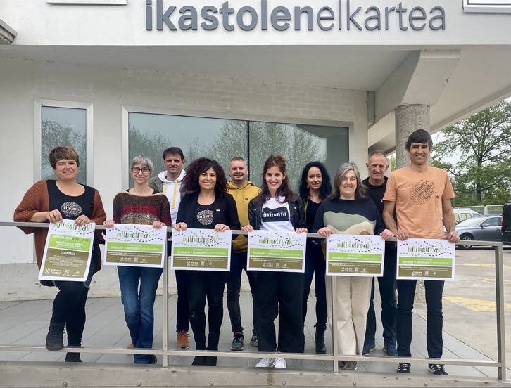 Milimetroak ekimena aurkezteko ikastoletako hainbat ordezkarik egindako agerraldia.