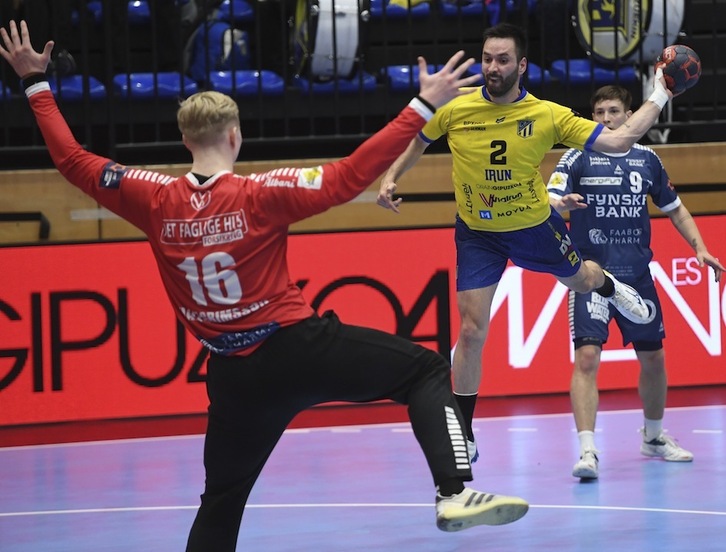 Iñaki Cavero tendrá pesadillas con el guardameta islandés Hallgrimsson.