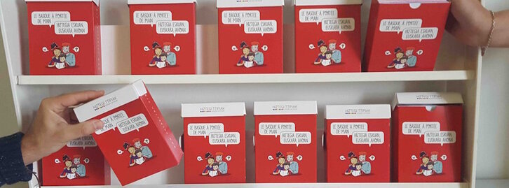 Euskara-frantsesa 30 hiztegien bildumaz osaturiko saskia eskura izanen da Baiona, Biarritz, Donibane Lohizune eta Hendaiako herriko etxeetan.