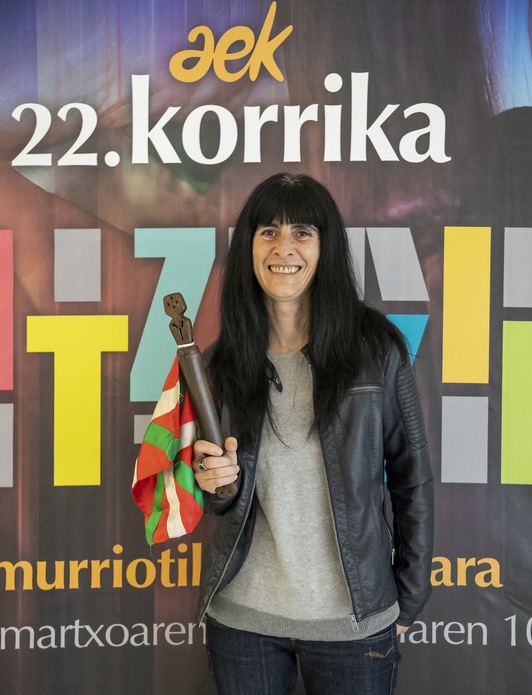 Alizia Iribarren, aurtengo Korrikaren lekukoa eskuetan.