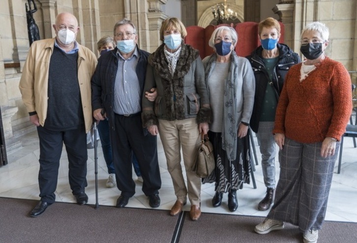 Los representantes de la plataforma Riberas en Acción, este miércoles, en el ayuntamiento de Donostia.