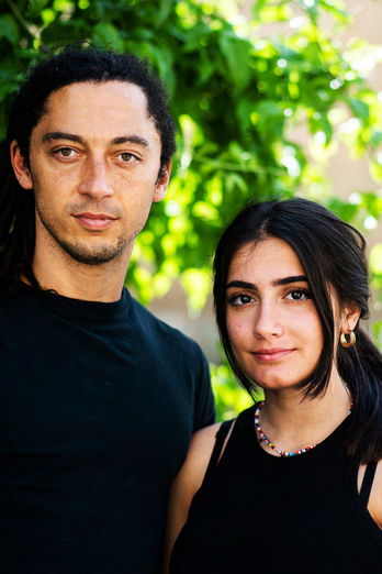 El director Jonas Carpignano y la actriz novel Swamy Rotolo.