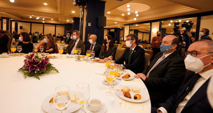 El alcalde de Gasteiz y presidente de Eudel, Gorka Urtaran, acompañado de dirigentes institucionales y del PNV.