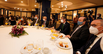 El alcalde de Gasteiz y presidente de Eudel, Gorka Urtaran, acompañado de dirigentes institucionales y del PNV.