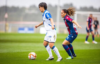 Miku se lleva el balón en presencia de Andrea Falcón, que ha marcado el tercer gol granota.