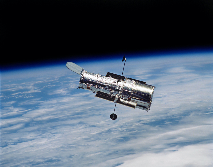 Hubble espazio teleskopioak 34 urte daramtza Lurra orbitatzen.