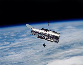 El telescopio espacial Hubble lleva 32 años orbitando la tierra, fotografiando estrellas y galaxias lejanas.