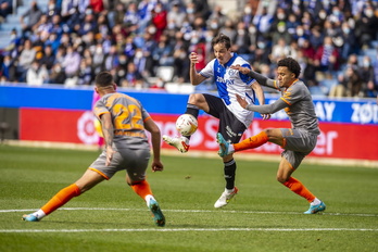 Tomás Pina trata de controlar el balón ante dos rivales del Valencia.
