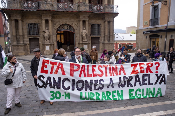 Concentración para apoyar al pueblo palestino en frente del Ayuntamiento de Iruñea. 