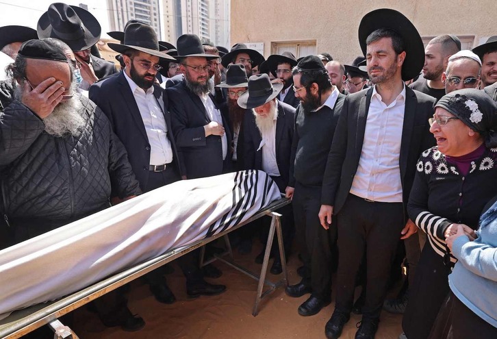Israelíes asisten al funeral de una de las cinco personas que murieron en el tiroteo de este martes en la ciudad de Bnei Brak.