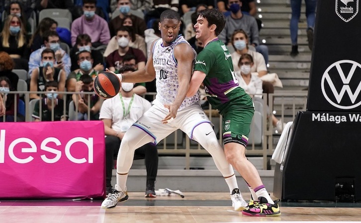 Inglis percute contra un Carlos Suárez que ha activado la intensidad defensiva de Unicaja.