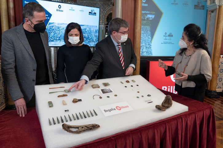 El alcalde Aburto y miembros de Aranzadi expusieron algunos objetos encontrados en el hallazgo de Begoña en el Ayuntamiento