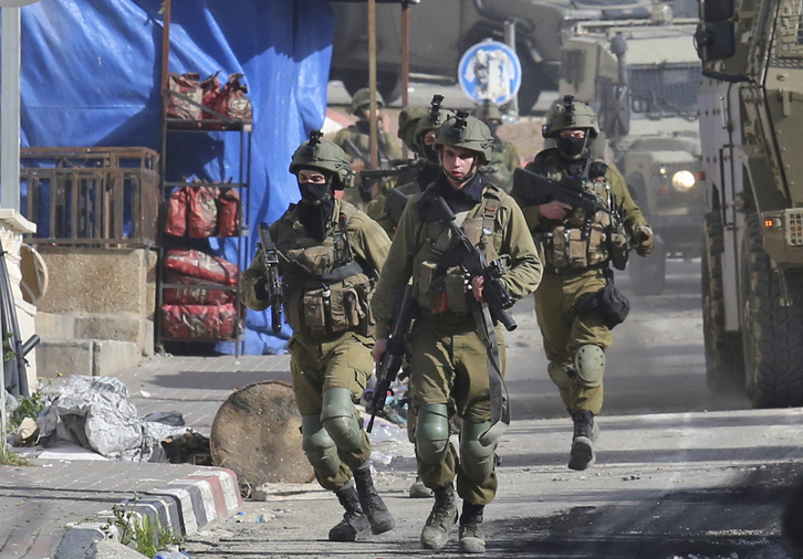 Soldados israelíes este miércoles en Jenín, donde se ha producido el asalto mortal.