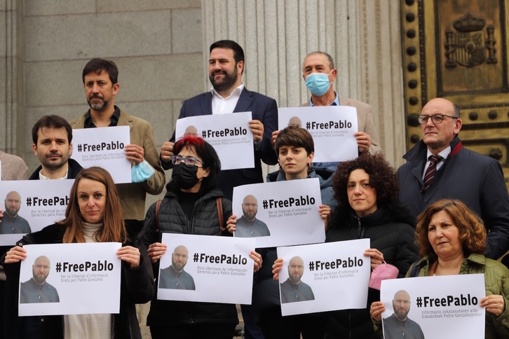 Jon Iñarritu, junto a otros diputados, en la protesta a favor de la liberación de Pablo González que realizaron el miércoles en el Congreso español.