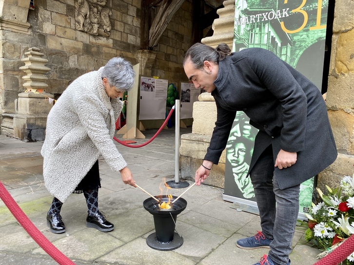 Hildakoen omenezko sua piztu dute goizean goizetik Santa Maria elizaren alboan Durangoko udal arduradunek.