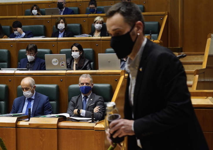 El parlamentario de EH Bildu Iker Casanova, al término de su intervención.