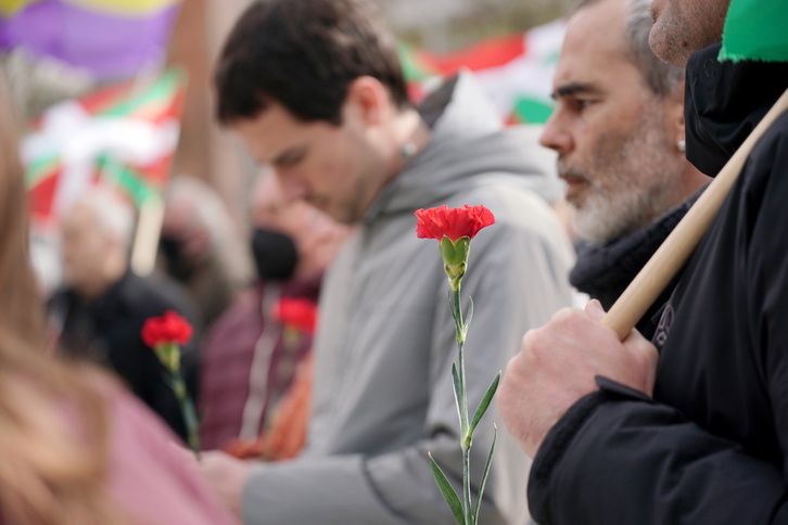 Krabelin gorriak Azazetan hildakoei egin dieten omenaldian.