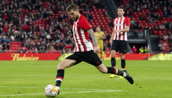 Iñigo Martínez se lesionó en el partido contra el Levante en San Mamés.