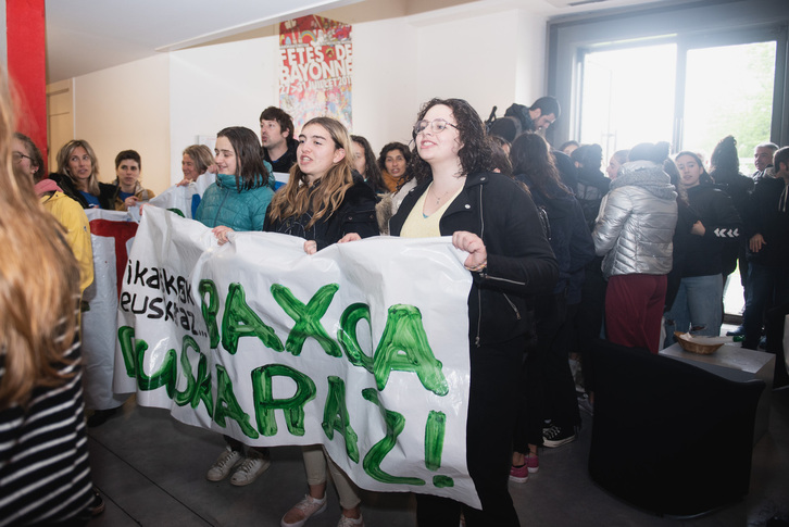 «Baxoa euskaraz» aldarrikapena, egoitza ofizialaren barruan.