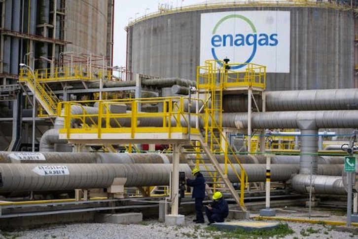 La planta de regasificación de Enagás ubicada en el Muelle de la Energía del Puerto de Barcelona.