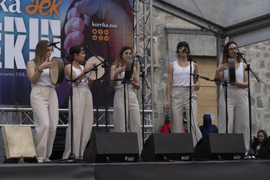 Neomak taldearen emanaldia, lasterketa abiatu aurretik.