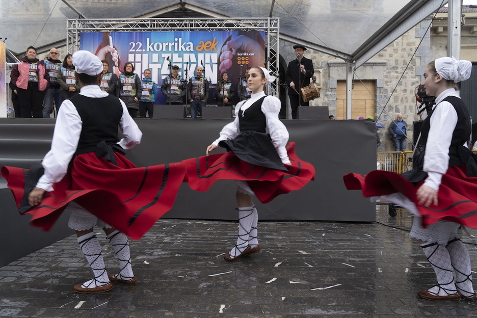 Aiara dantza taldeak eskain dio agurra Korrikari.