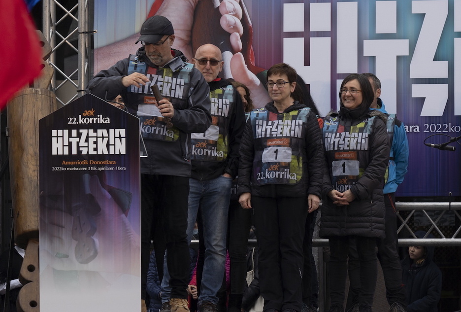 Korrikako arduradun Asier Amondo, mezua lekukoan sartzen.