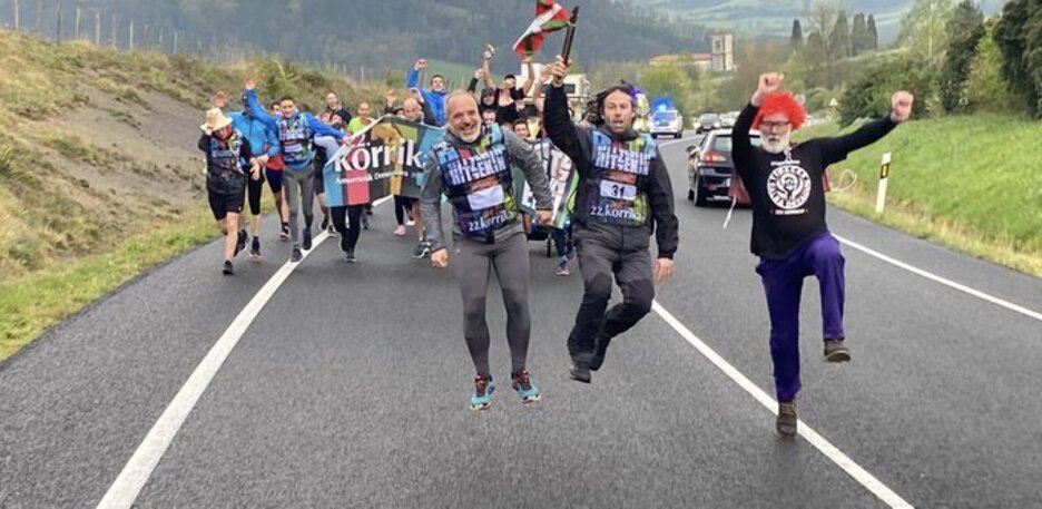 Aiaraldeako Euskalgintza Kontseiluko kideek saltoka hartu dute testigua.