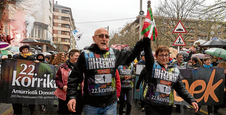 AEK-ko irakasleak lekukoarekin.