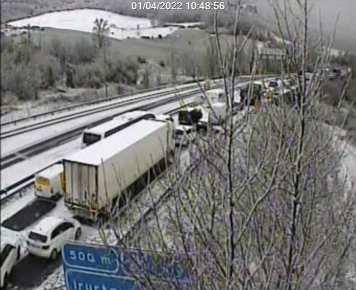 Vehículos acumulados en la A-15, que ya se ha abierto al tráfico.