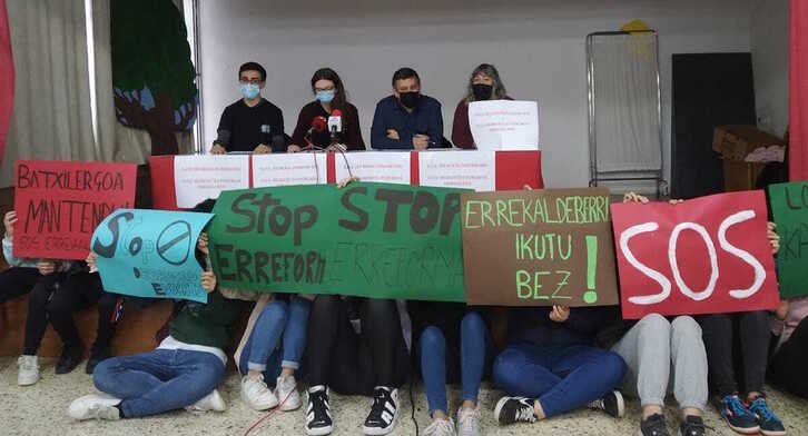 Miembros de SOS Rekaldeberri BHI en una rueda de prensa este viernes. (SOS Rekaldeberri BHI)