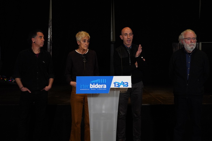 Epaia salatu duten plataformako kideek. 