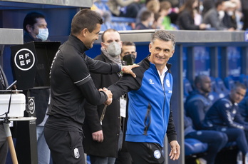 Mendilibar Granadaren aurkako norgehiagoka hasi aurretik, Ruben Torrecilla entrenatzaile arerioa agurtzen. 