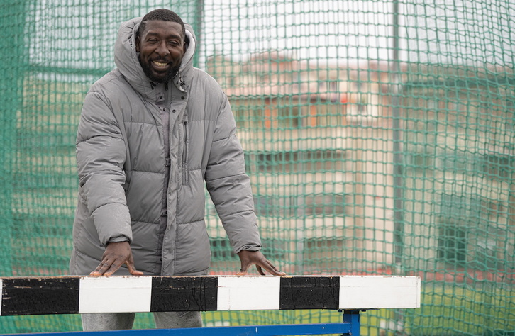François Beoringyan posa en el estadio Larrabide, donde pasa muchas horas de su vida.