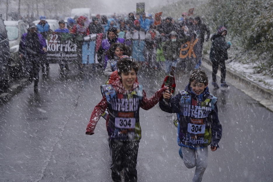 Bi gaztek lekukoa Gasteiztik zehar daramate, elurra mara-mara dela. 