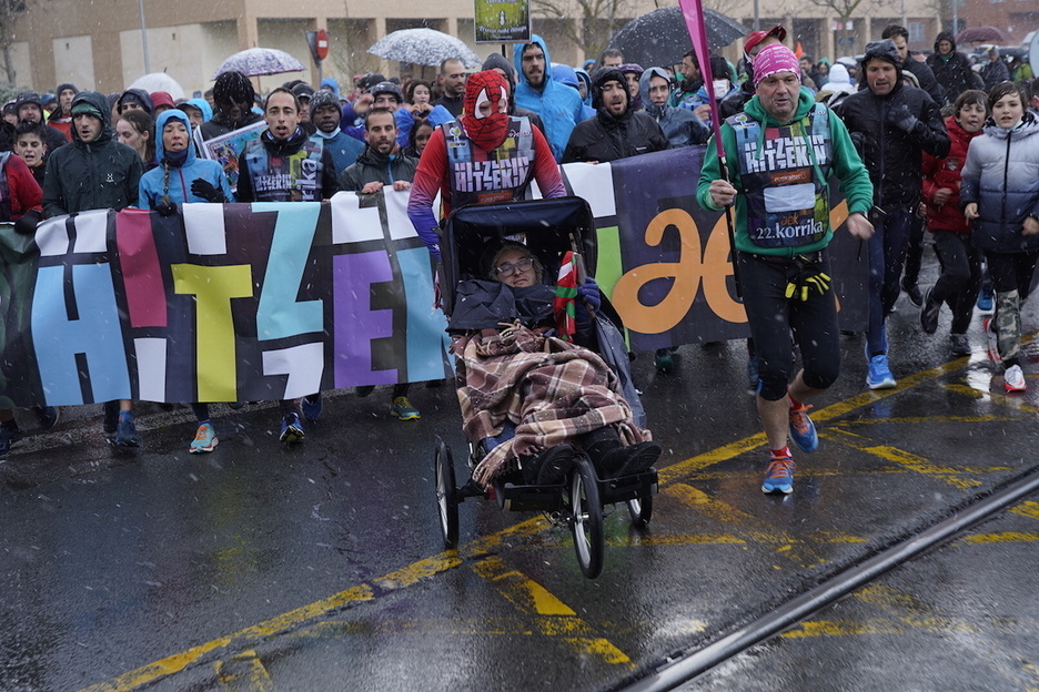 AEFAT elkarteko lagunek harro eutsi diote lekukoari.