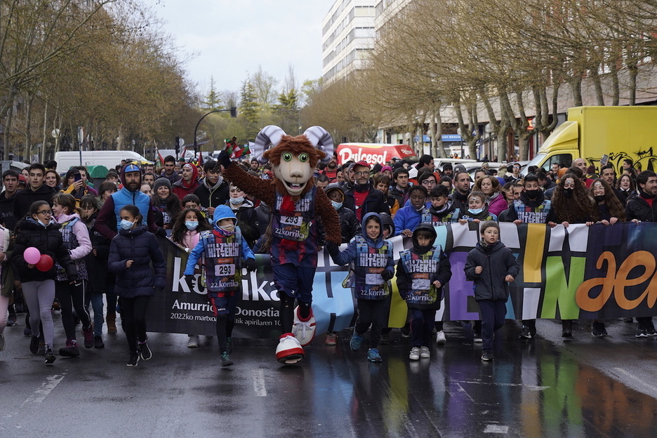 Aker, ACBko maskota, Korrikara batu da. 