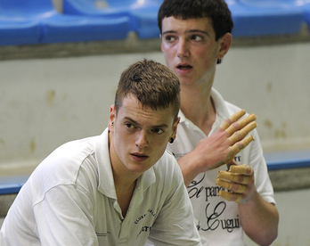 Laso eta Martija, Uharteko klubarekin jokatutako partida batean.